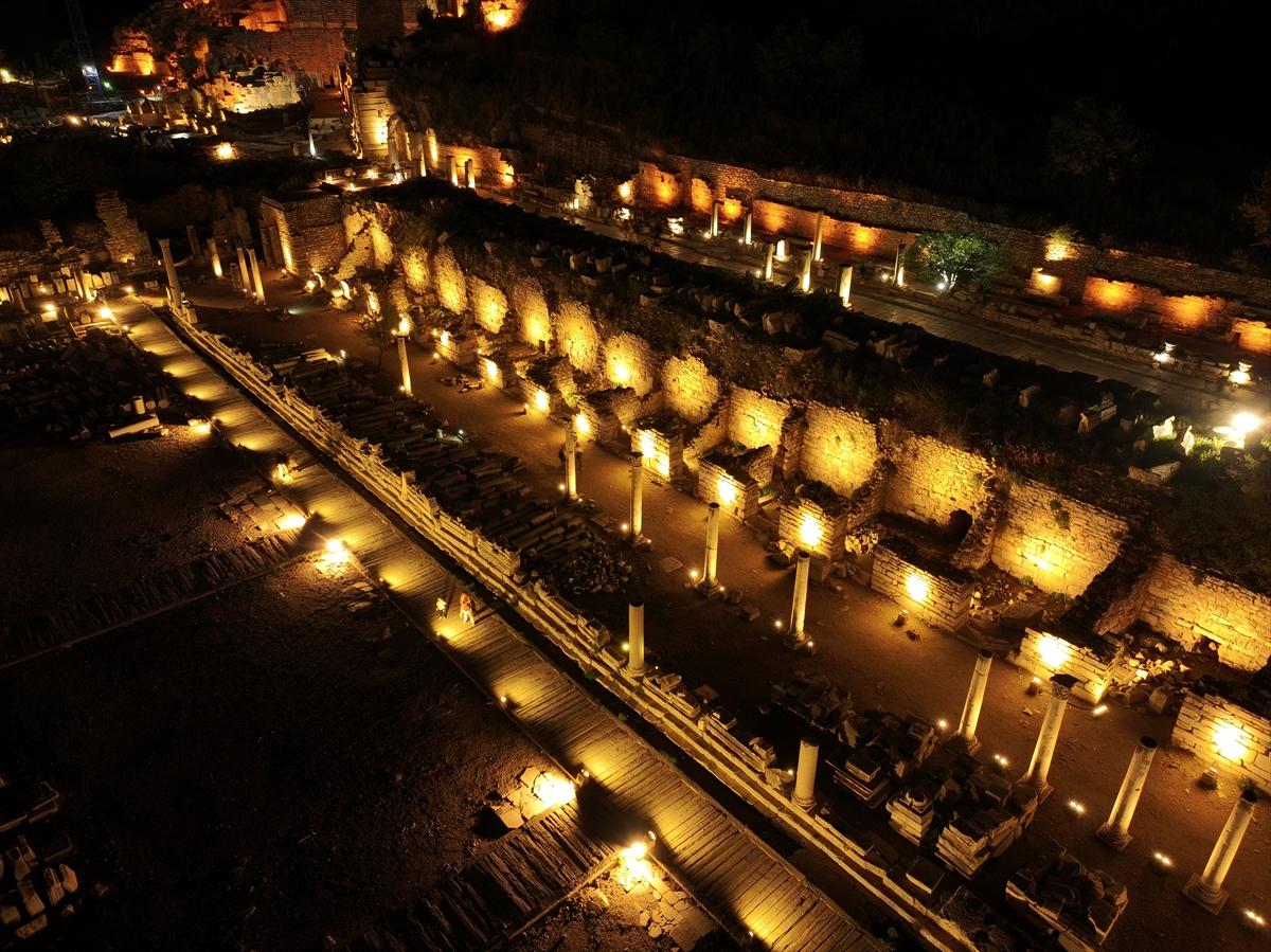 Efes Antik Kenti'nde gece müzeciliği uygulamasıyla tarihi yolculuk