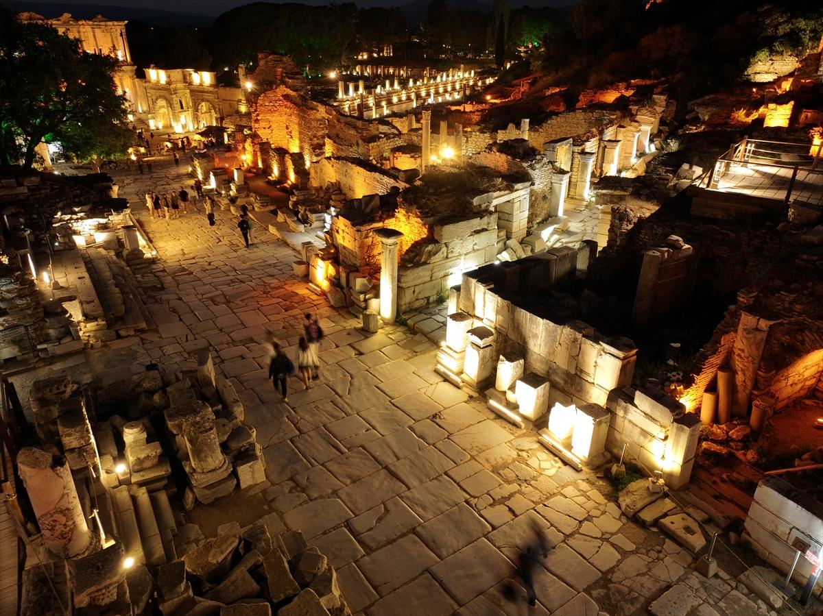 Efes Antik Kenti'nde gece müzeciliği uygulamasıyla tarihi yolculuk