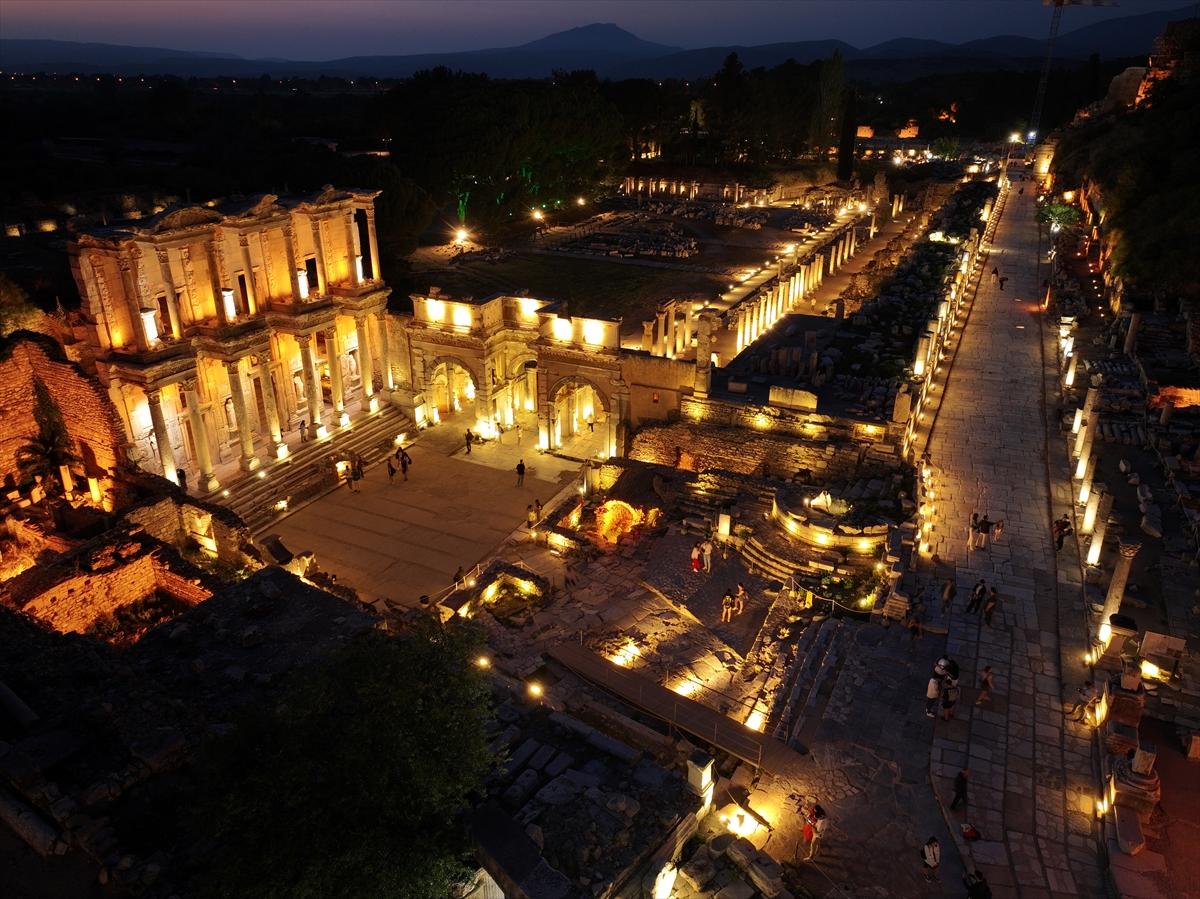 Efes Antik Kenti'nde gece müzeciliği uygulamasıyla tarihi yolculuk
