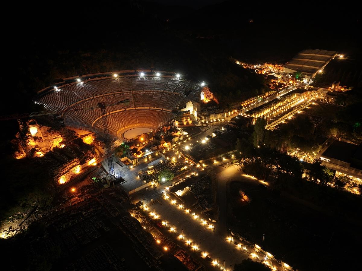 Efes Antik Kenti'nde gece müzeciliği uygulamasıyla tarihi yolculuk