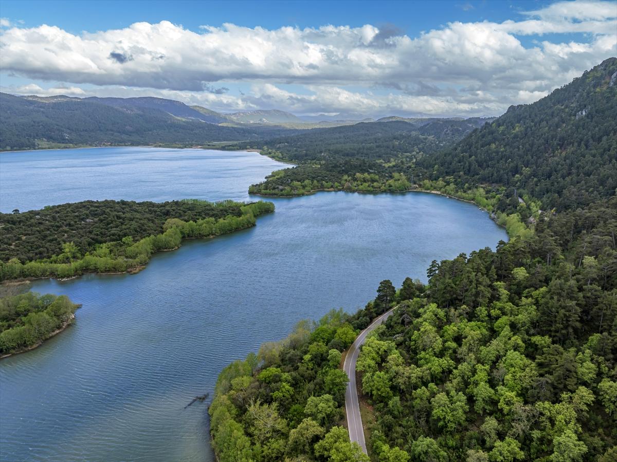 Isparta'da yeşile büründü: Kovada gölü eşsiz manzarasıyla büyülüyor