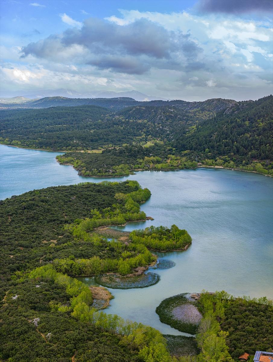 Isparta'da yeşile büründü: Kovada gölü eşsiz manzarasıyla büyülüyor