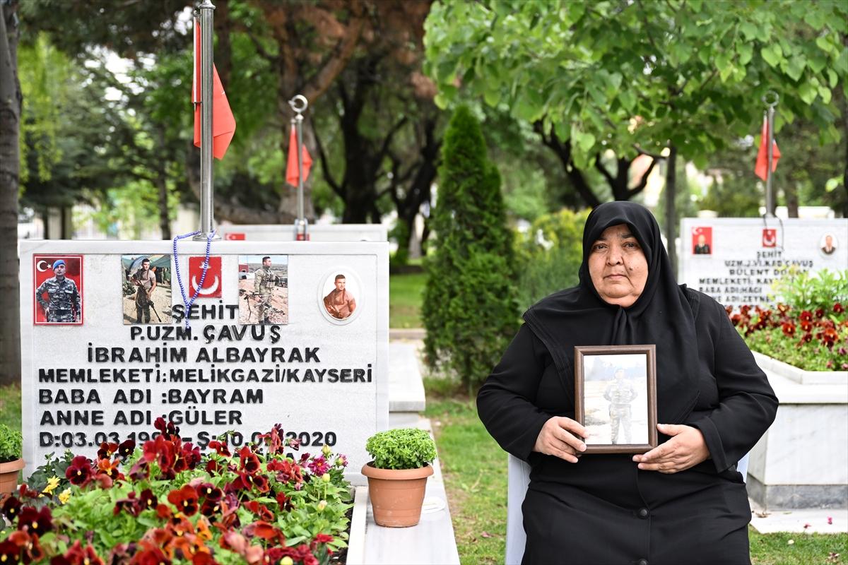 Anneler Günü'nde şehitlikte yürek dağlayan buluşma
