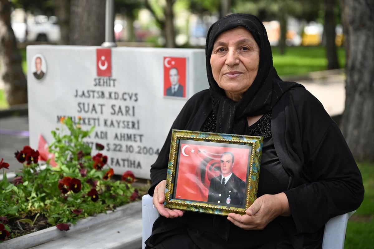 Anneler Günü'nde şehitlikte yürek dağlayan buluşma