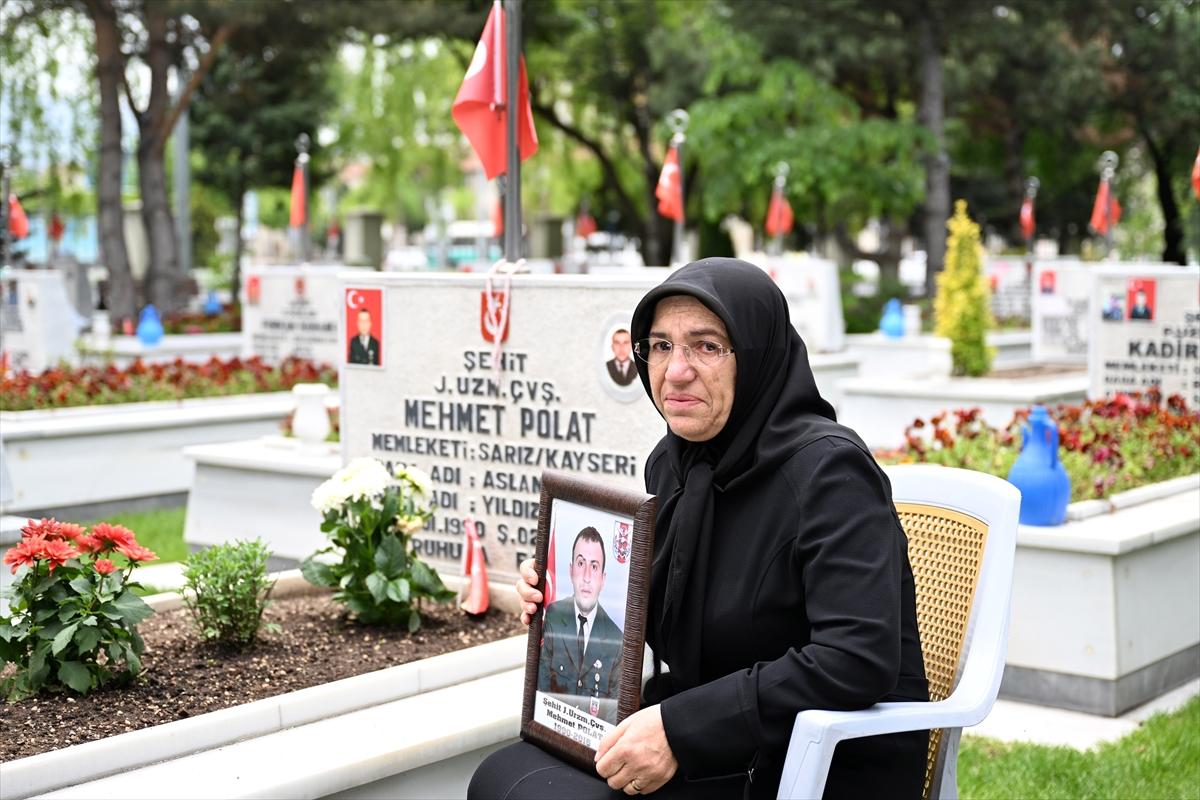 Anneler Günü'nde şehitlikte yürek dağlayan buluşma