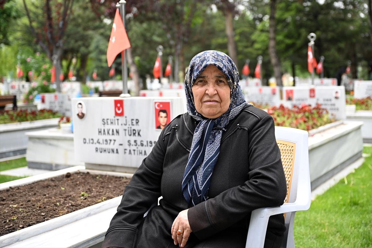 Anneler Günü'nde şehitlikte yürek dağlayan buluşma