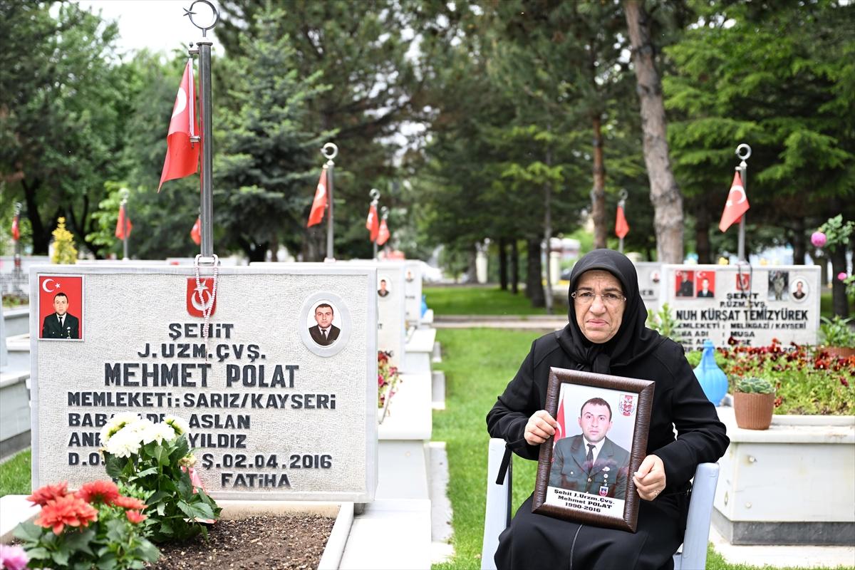 Anneler Günü'nde şehitlikte yürek dağlayan buluşma