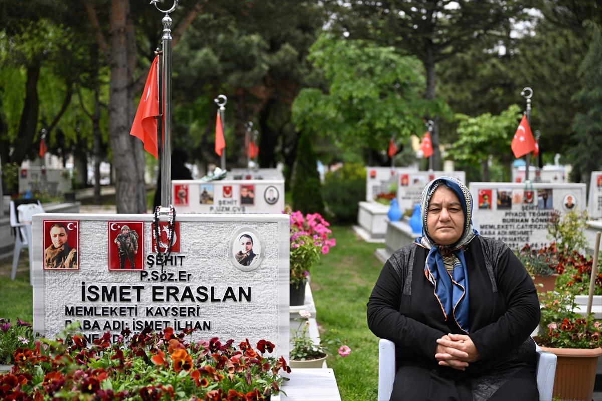 Anneler Günü'nde şehitlikte yürek dağlayan buluşma