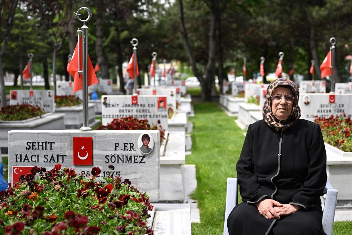 Anneler Günü'nde şehitlikte yürek dağlayan buluşma