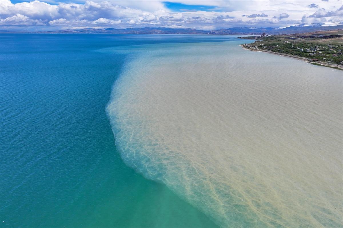 Suların çekildiği Van Gölü'nde yağış etkisi: Yağmur su kaynaklarına yaradı