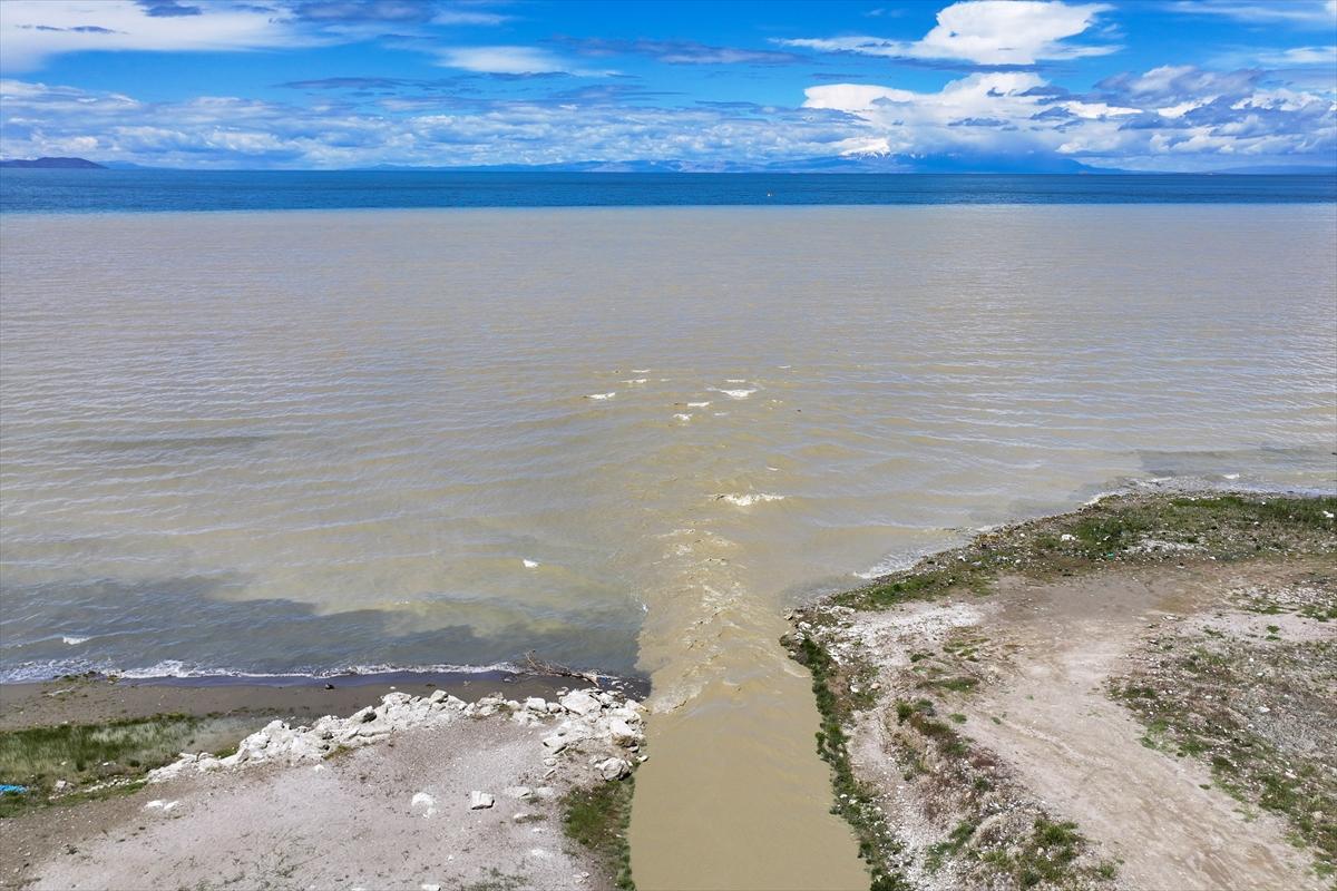 Suların çekildiği Van Gölü'nde yağış etkisi: Yağmur su kaynaklarına yaradı