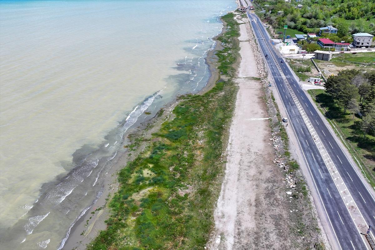 Suların çekildiği Van Gölü'nde yağış etkisi: Yağmur su kaynaklarına yaradı
