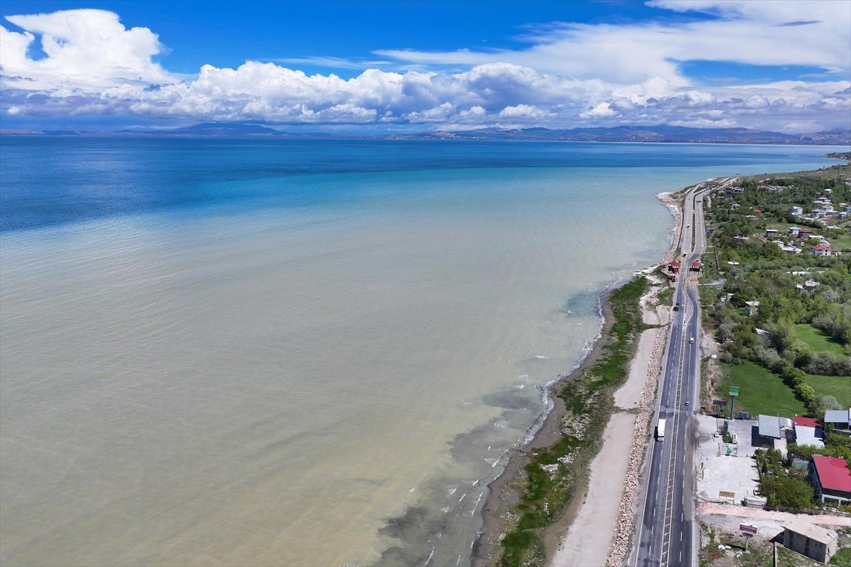 Suların çekildiği Van Gölü'nde yağış etkisi: Yağmur su kaynaklarına yaradı
