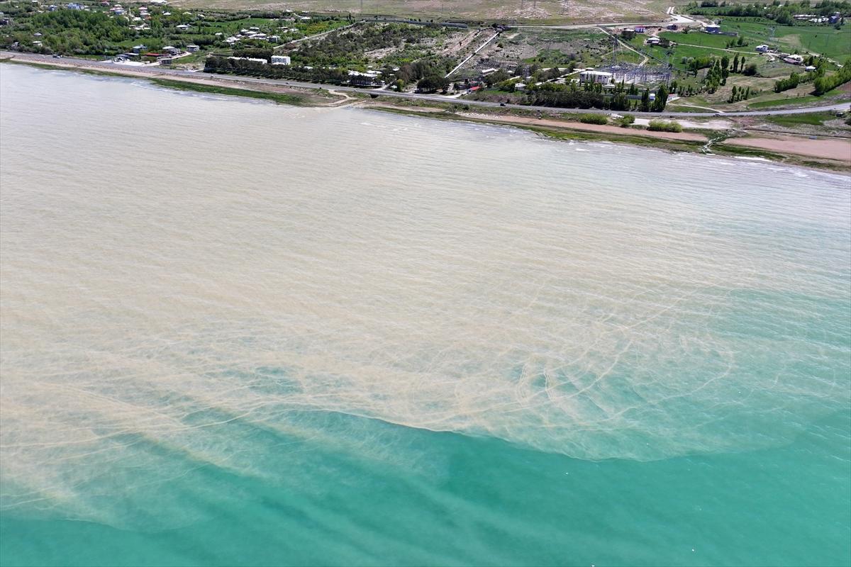 Suların çekildiği Van Gölü'nde yağış etkisi: Yağmur su kaynaklarına yaradı
