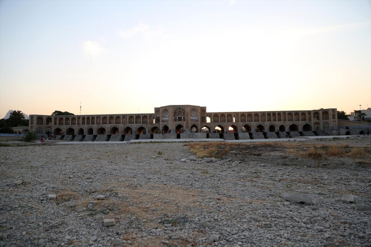 İran'da kuraklık tehlikesi yüzlerce yıllık tarihi eserlere zarar veriyor