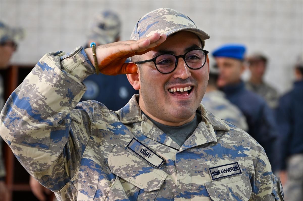 Bir günlük askerlik yaptılar