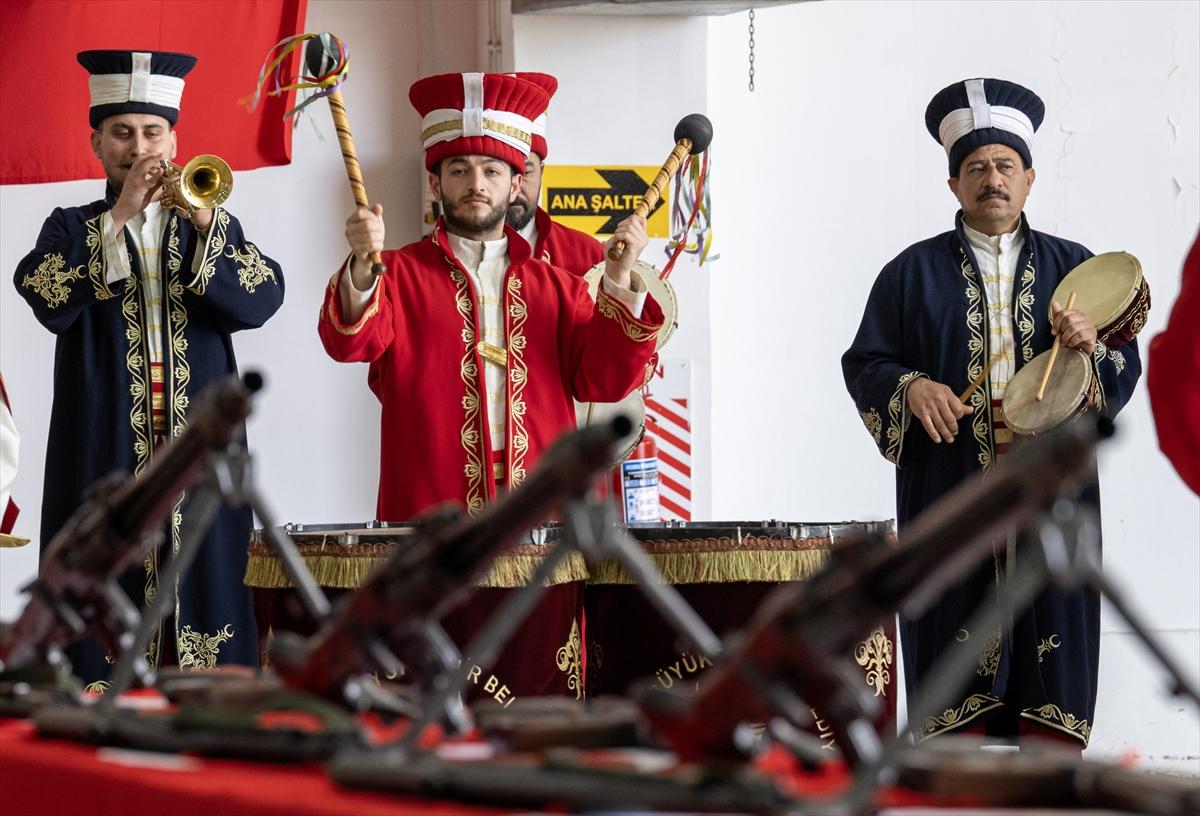 Bir günlük askerlik yaptılar