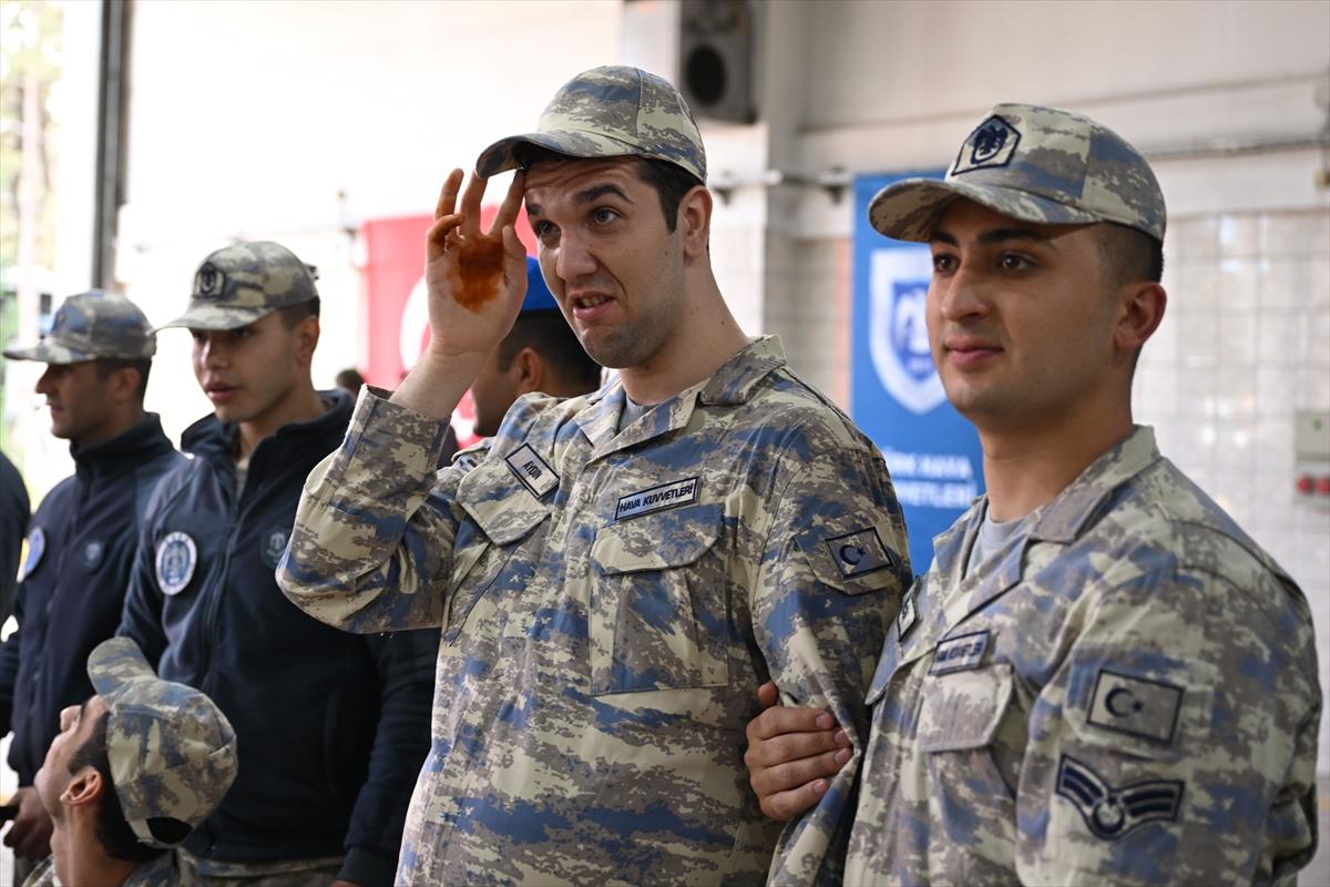 Bir günlük askerlik yaptılar