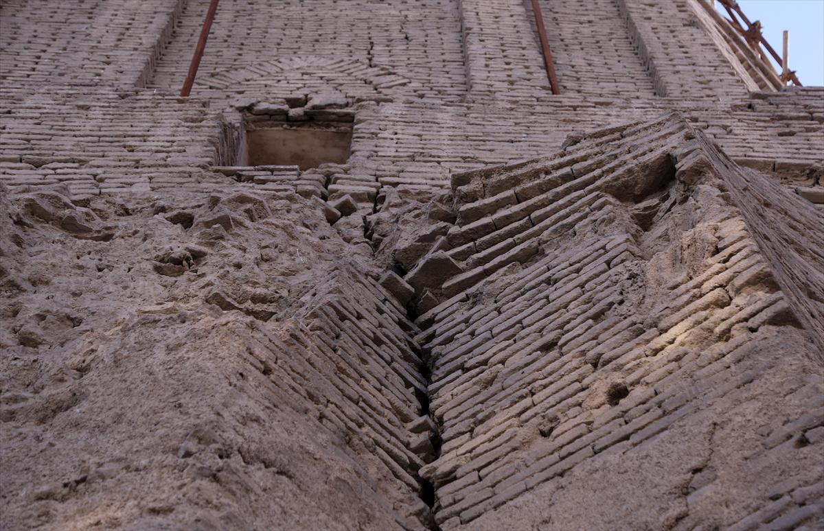 İran'da kuraklık tehlikesi yüzlerce yıllık tarihi eserlere zarar veriyor