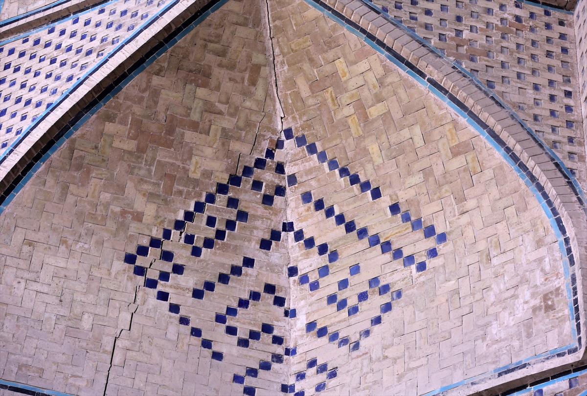 İran'da kuraklık tehlikesi yüzlerce yıllık tarihi eserlere zarar veriyor