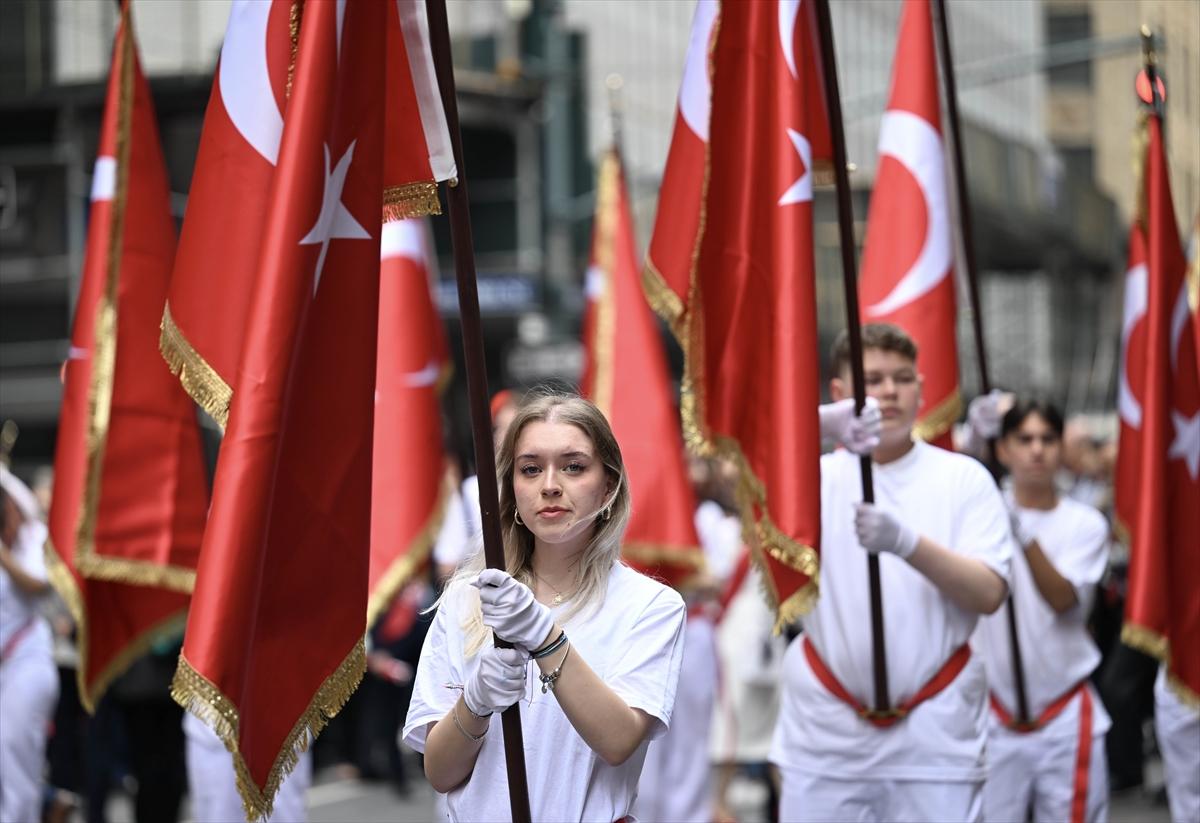 New York, Türk bayraklarıyla donandı: 41. Geleneksel Türk Günü Yürüyüşü