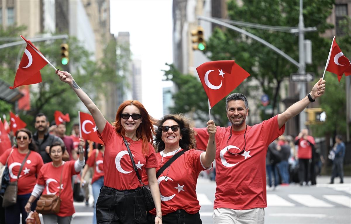 New York, Türk bayraklarıyla donandı: 41. Geleneksel Türk Günü Yürüyüşü