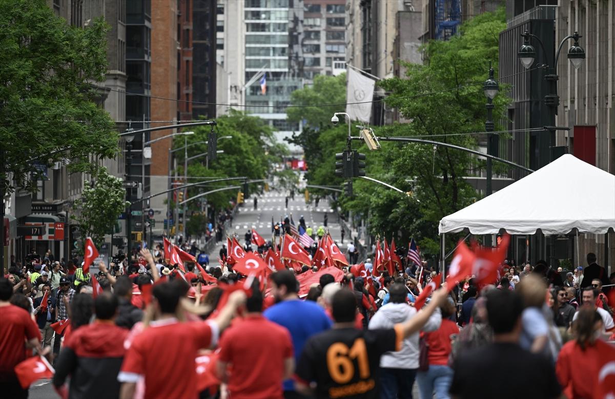 New York, Türk bayraklarıyla donandı: 41. Geleneksel Türk Günü Yürüyüşü