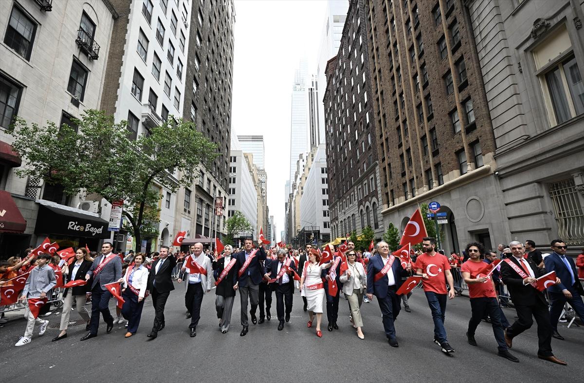 New York, Türk bayraklarıyla donandı: 41. Geleneksel Türk Günü Yürüyüşü