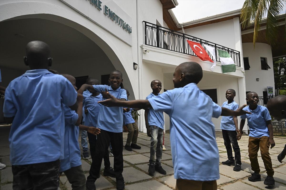 Nijeryalı çocuklar Yunus Emre Enstitüsü'nde Türkçe öğreniyor