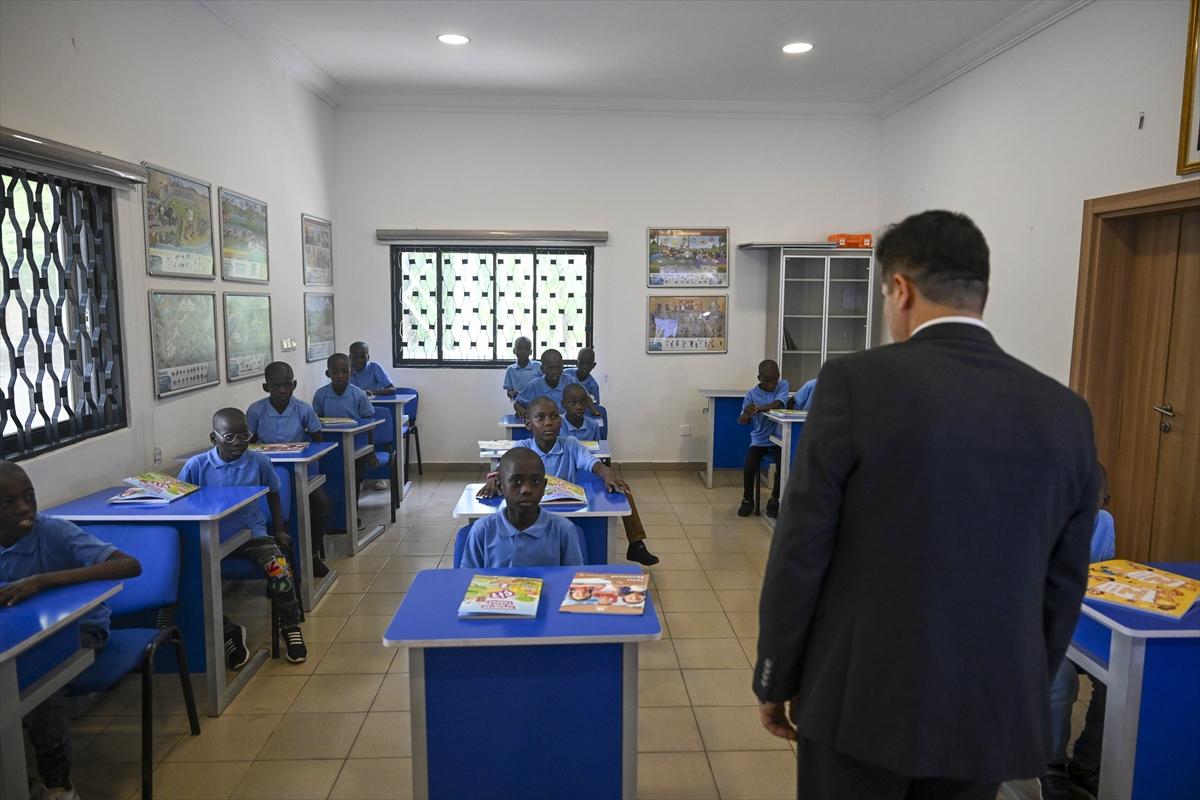 Nijeryalı çocuklar Yunus Emre Enstitüsü'nde Türkçe öğreniyor