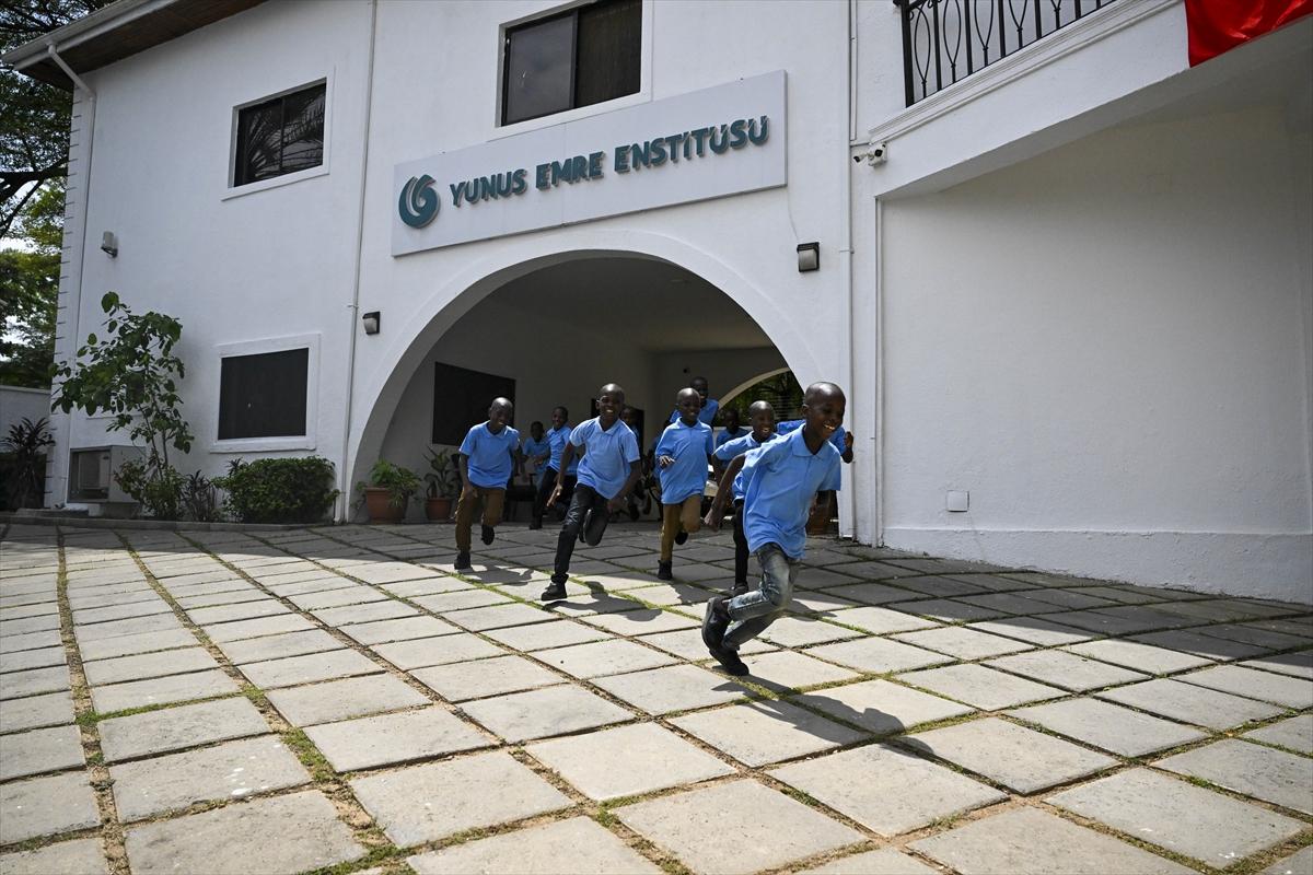 Nijeryalı çocuklar Yunus Emre Enstitüsü'nde Türkçe öğreniyor