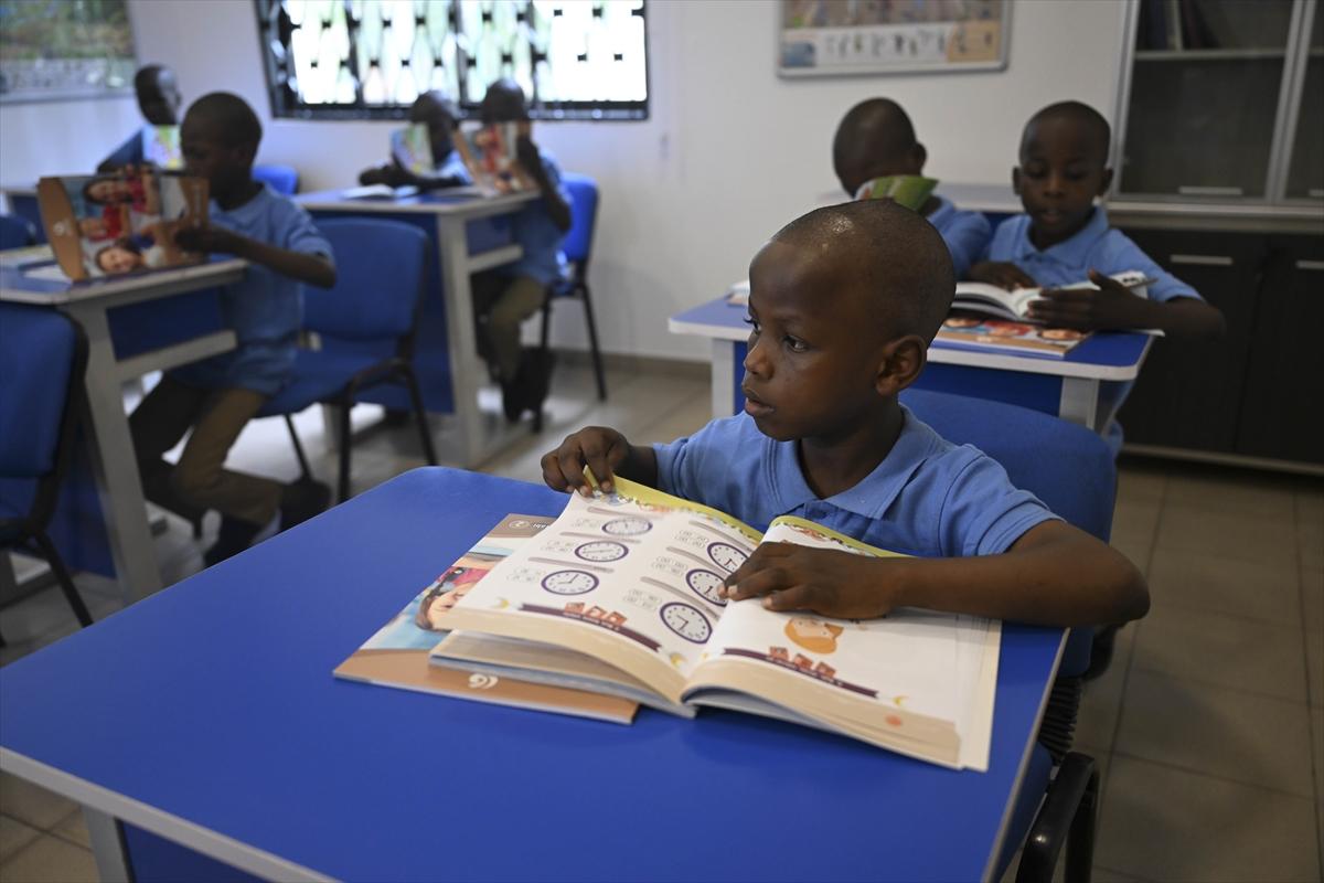 Nijeryalı çocuklar Yunus Emre Enstitüsü'nde Türkçe öğreniyor