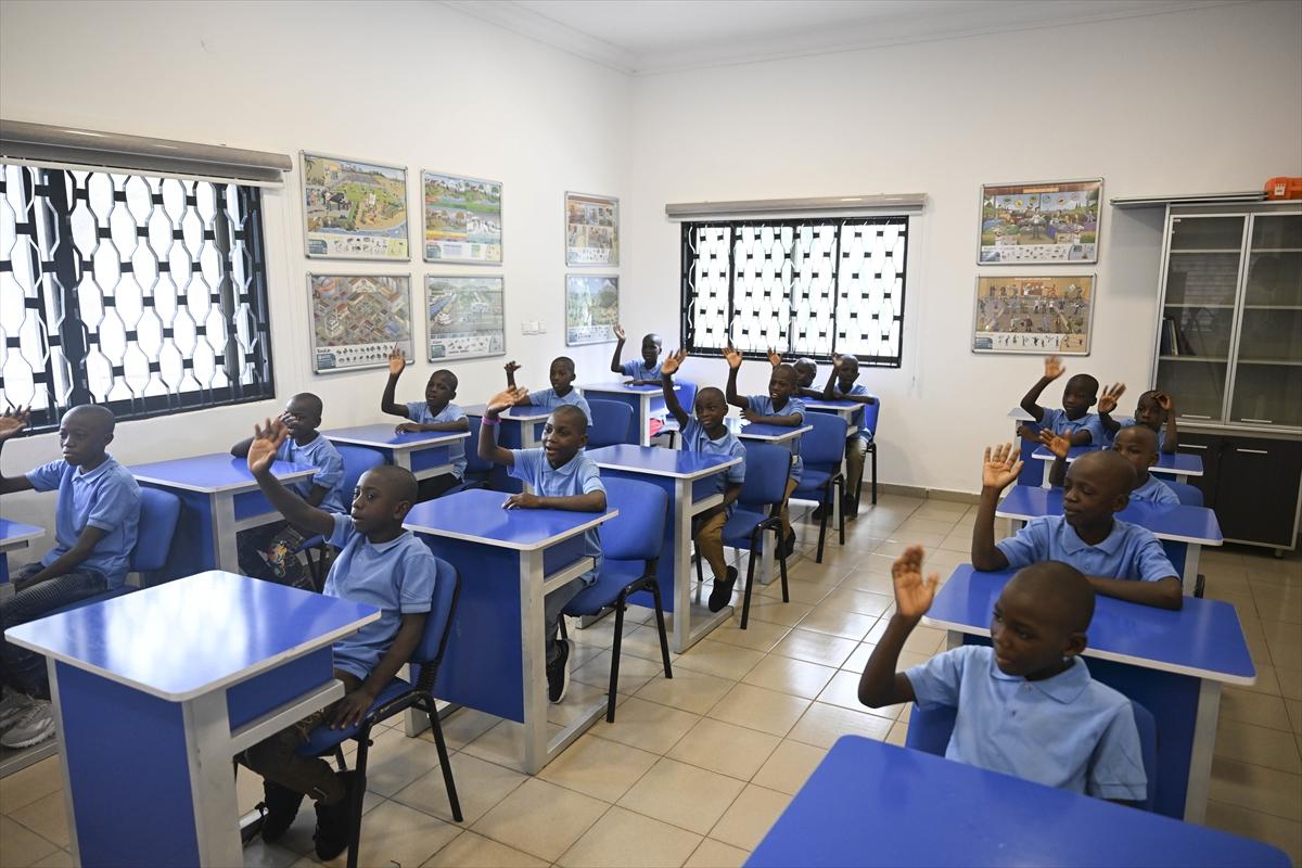 Nijeryalı çocuklar Yunus Emre Enstitüsü'nde Türkçe öğreniyor