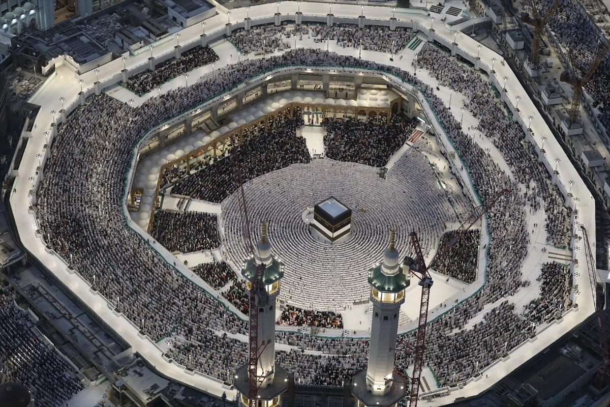 Mekke'deki Kabe'de tavaf eden hacıların havadan görüntüsü