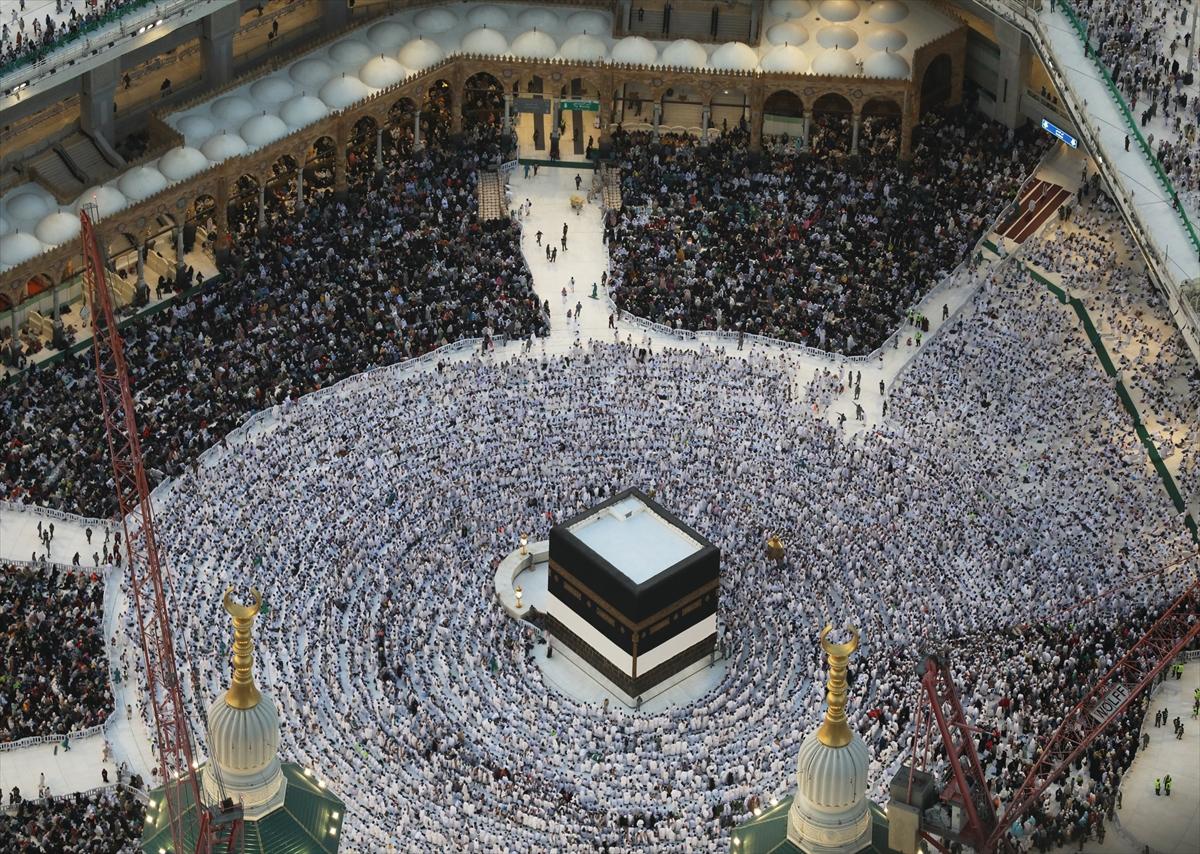 Mekke'deki Kabe'de tavaf eden hacıların havadan görüntüsü