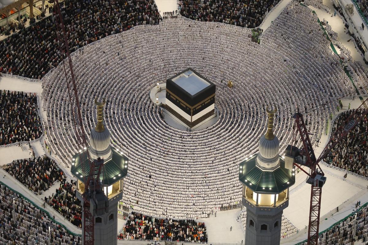 Mekke'deki Kabe'de tavaf eden hacıların havadan görüntüsü