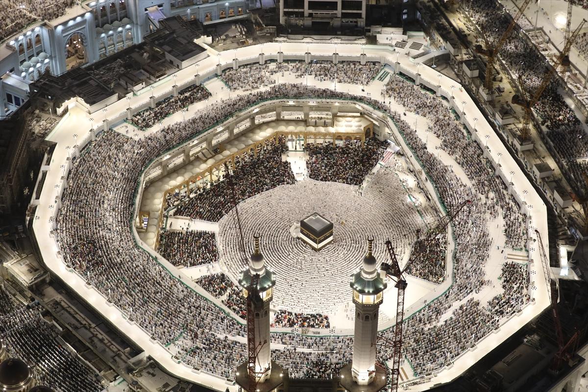 Mekke'deki Kabe'de tavaf eden hacıların havadan görüntüsü