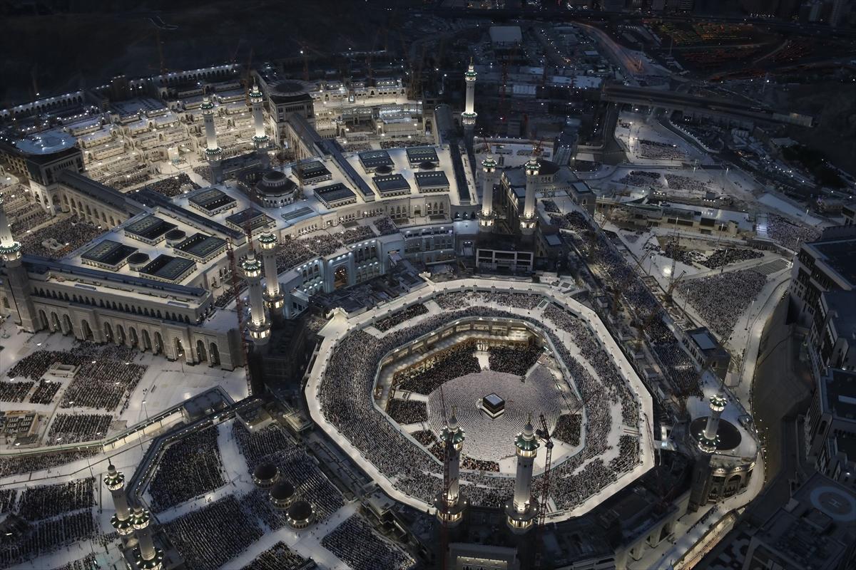 Mekke'deki Kabe'de tavaf eden hacıların havadan görüntüsü