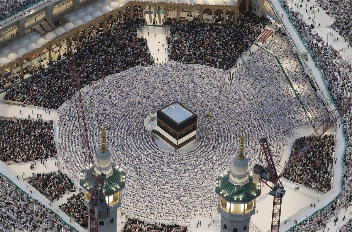 Mekke'deki Kabe'de tavaf eden hacıların havadan görüntüsü