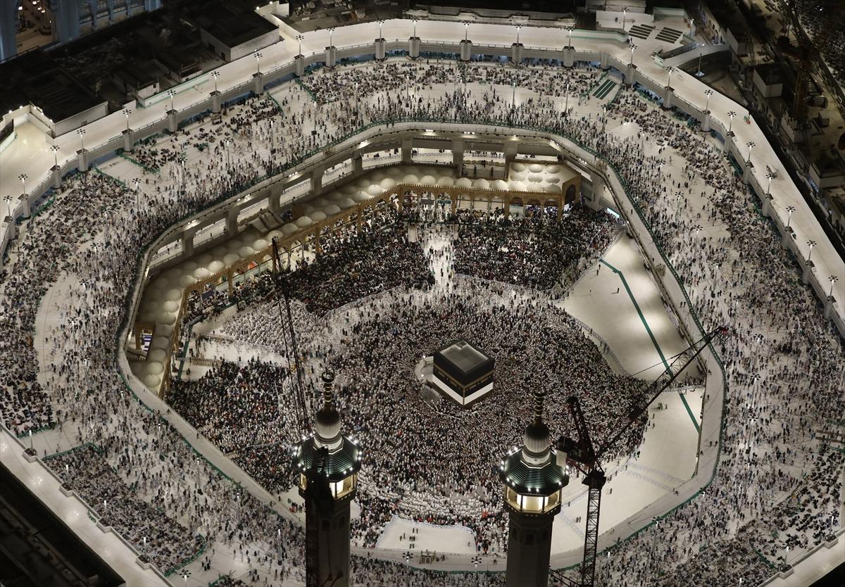 Mekke'deki Kabe'de tavaf eden hacıların havadan görüntüsü