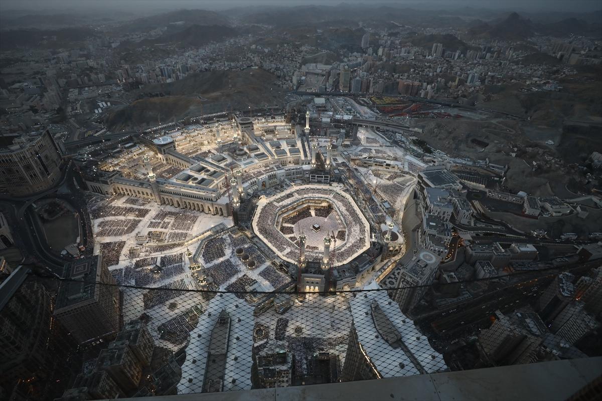 Mekke'deki Kabe'de tavaf eden hacıların havadan görüntüsü