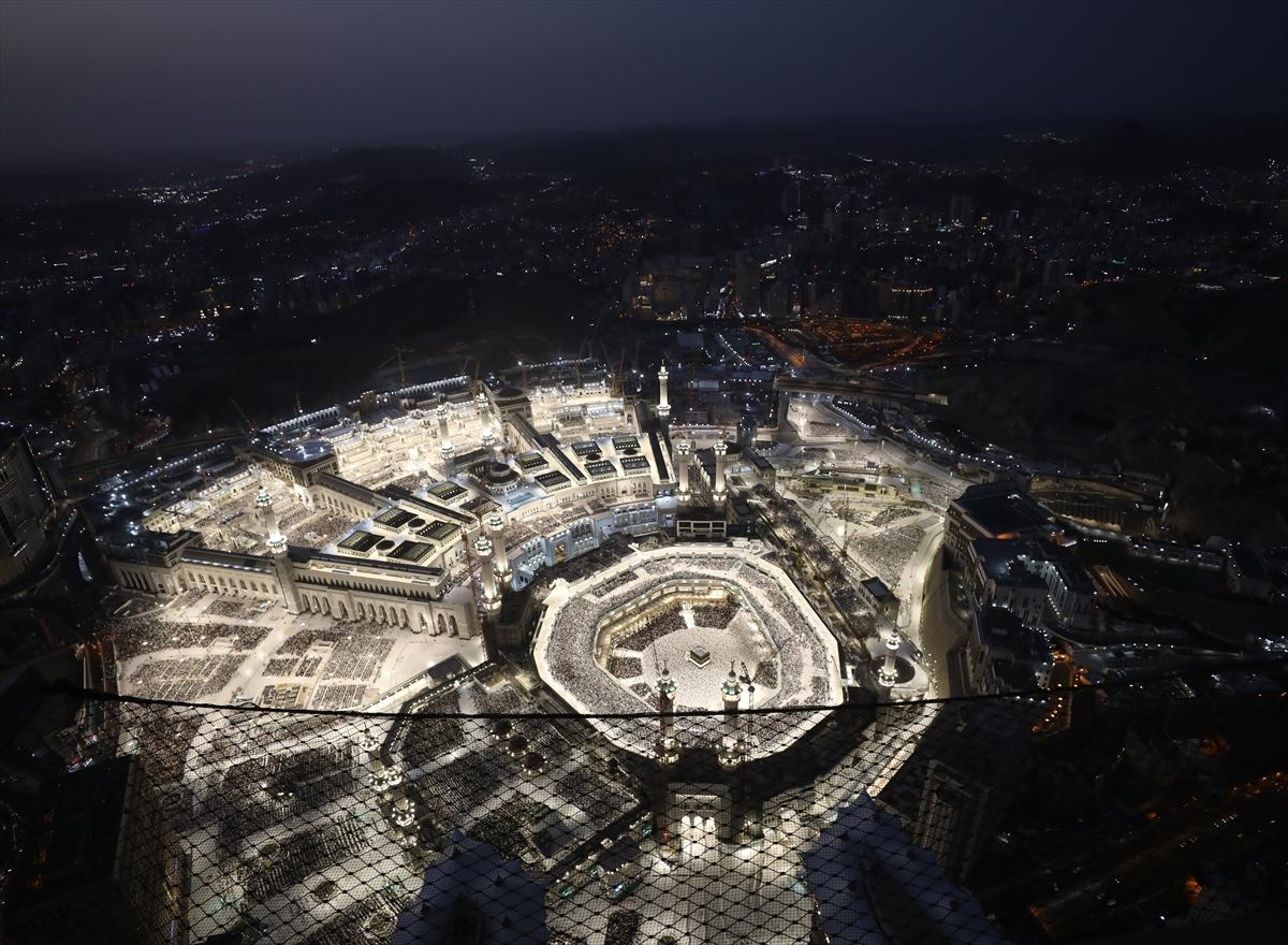 Mekke'deki Kabe'de tavaf eden hacıların havadan görüntüsü