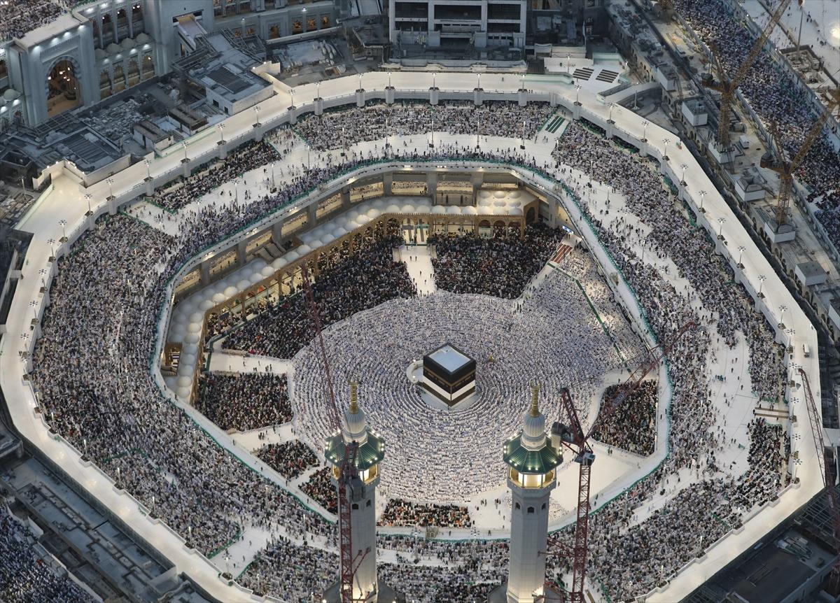 Mekke'deki Kabe'de tavaf eden hacıların havadan görüntüsü