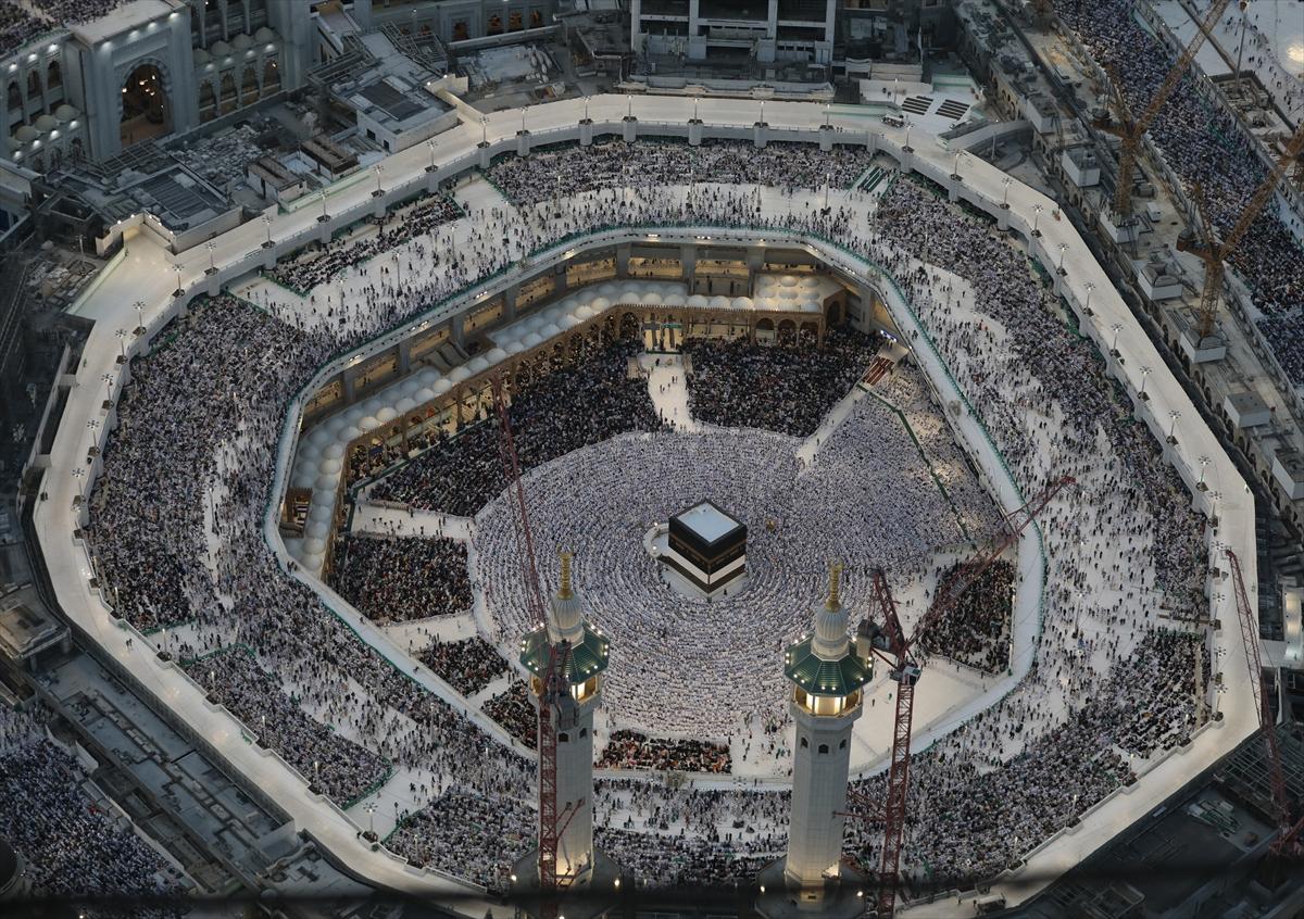 Mekke'deki Kabe'de tavaf eden hacıların havadan görüntüsü