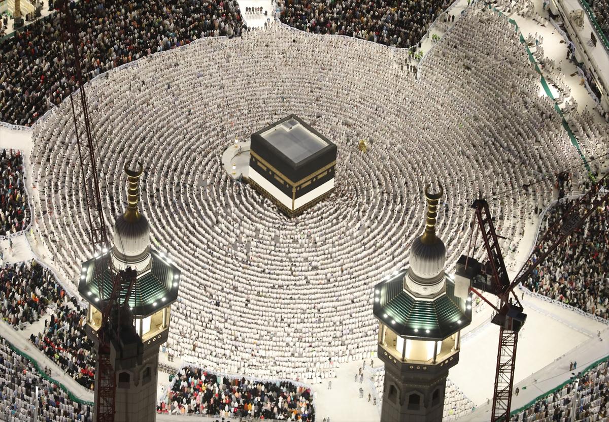 Mekke'deki Kabe'de tavaf eden hacıların havadan görüntüsü