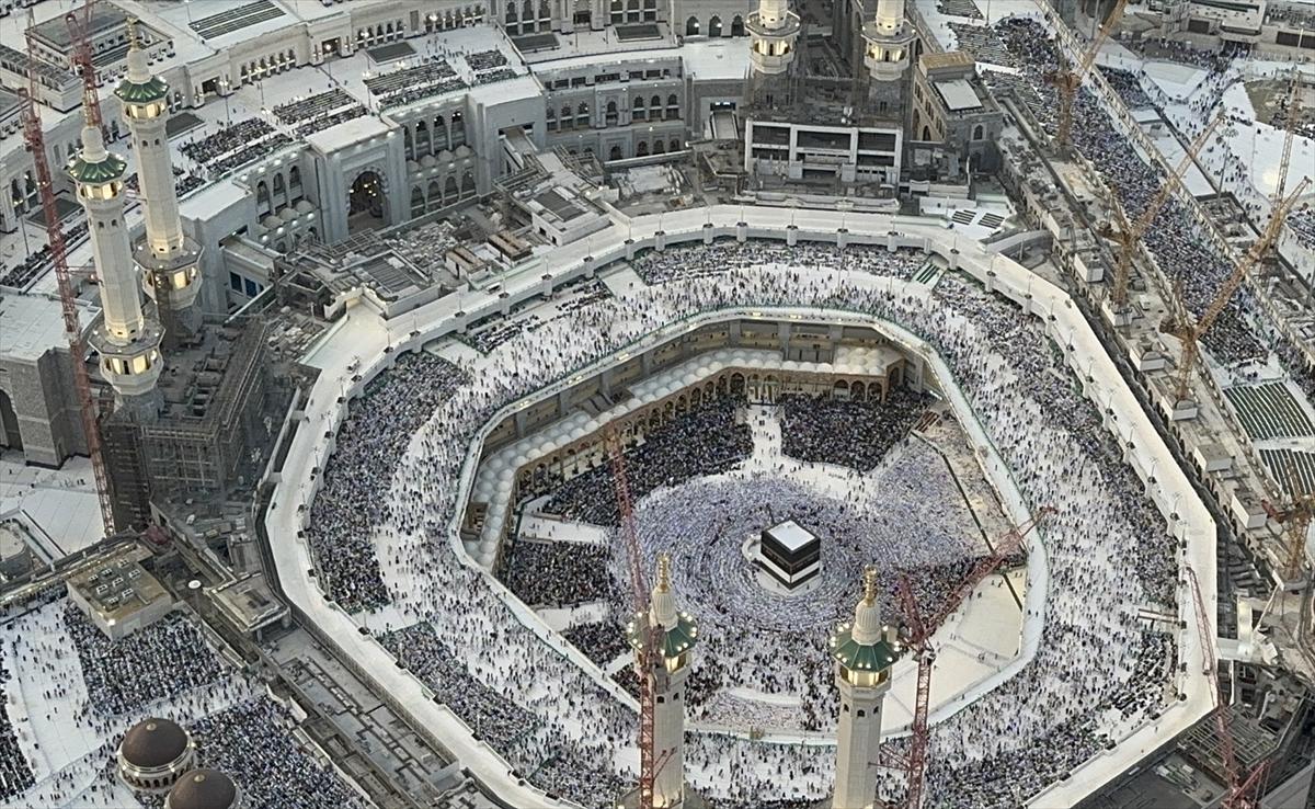 Mekke'deki Kabe'de tavaf eden hacıların havadan görüntüsü