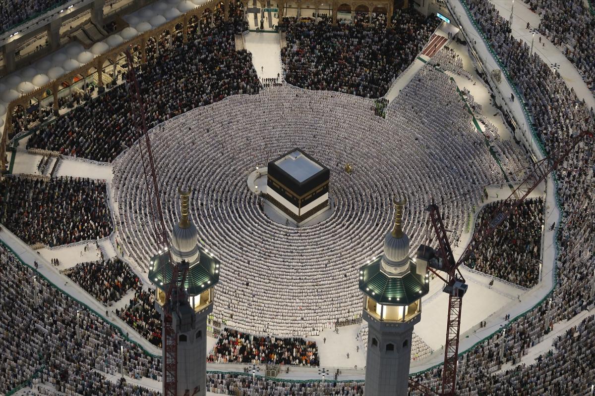Mekke'deki Kabe'de tavaf eden hacıların havadan görüntüsü