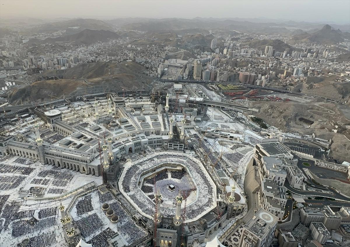 Mekke'deki Kabe'de tavaf eden hacıların havadan görüntüsü