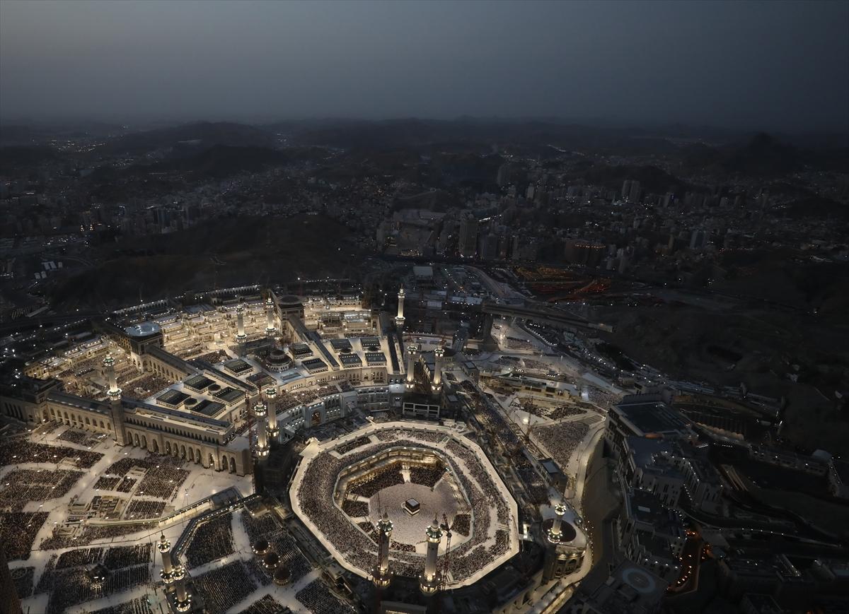 Mekke'deki Kabe'de tavaf eden hacıların havadan görüntüsü