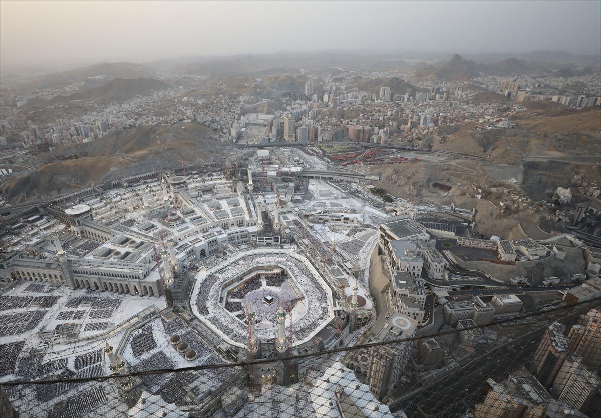Mekke'deki Kabe'de tavaf eden hacıların havadan görüntüsü